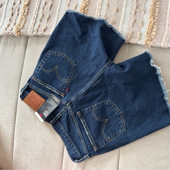 Levi’s Mom Shorts - Picture 2 of 3